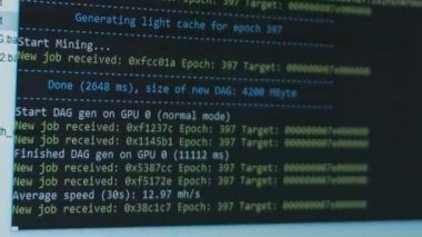 Kripto madencisini fırlatıyorum. Kripto madenci programı penceresi kripto para çıkarma sürecini gösteriyor. Evde madencilik. GPU madenciliği
