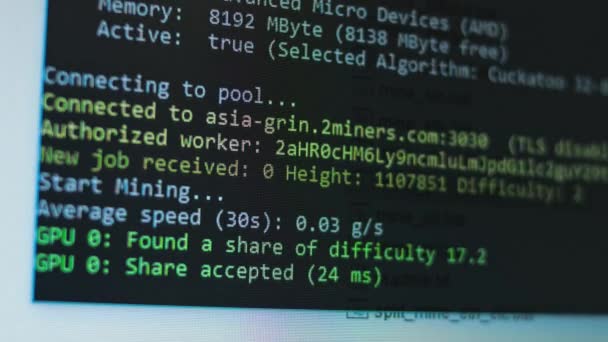 Meluncurkan penambang kripto. Jendela program penambang kriptocurrency menunjukkan proses penambangan kriptocurrency. Pertambangan di rumah. Penambangan GPU — Stok Video