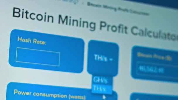 Calculadora de lucro de mineração Bitcoin. Carteira mineira. Ganhos por mês. Equipamento de mineração trabalhando e ganhando dinheiro — Vídeo de Stock