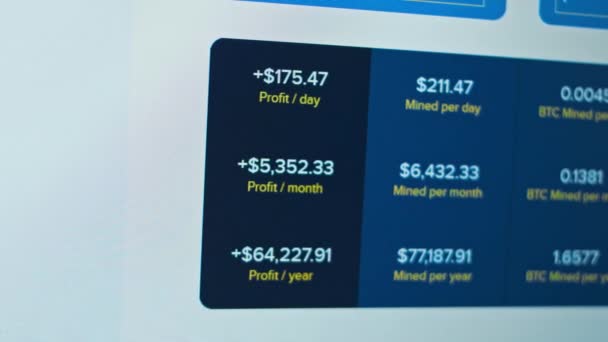 Calculadora de lucro de mineração Bitcoin. Carteira mineira. Ganhos por mês. Equipamento de mineração trabalhando e ganhando dinheiro — Vídeo de Stock