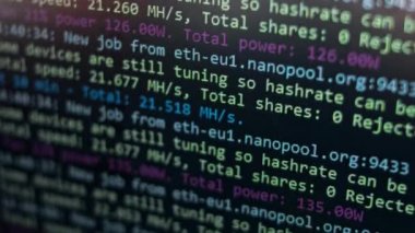 Kripto madenci programı penceresi kripto para çıkarma sürecini gösteriyor. Maden ocağı. Evde madencilik..