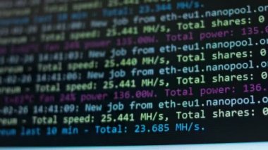 Kripto madenci programı penceresi kripto para çıkarma sürecini gösteriyor. Maden ocağı. Evde madencilik..