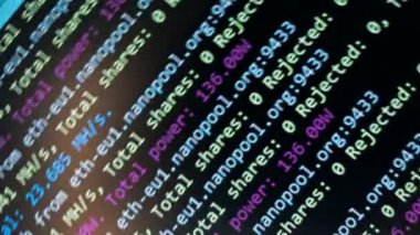 Kripto madenci programı penceresi kripto para çıkarma sürecini gösteriyor. Maden ocağı. Evde madencilik. Döndürme