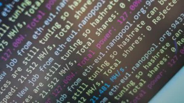 Kripto madenci programı penceresi kripto para çıkarma sürecini gösteriyor. Maden ocağı. Evde madencilik. Döndürme