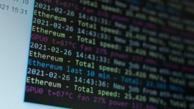 Kripto madenci programı penceresi kripto para çıkarma sürecini gösteriyor. Maden ocağı. Evde madencilik..