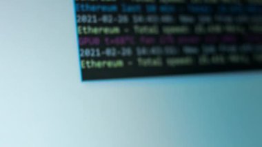 Kripto madenci programı penceresi kripto para çıkarma sürecini gösteriyor. Maden ocağı. Evde madencilik..