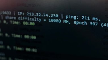 Kripto madenci programı penceresi kripto para çıkarma sürecini gösteriyor. Maden ocağı. Evde madencilik..