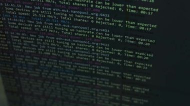 Kripto madenci programı penceresi kripto para çıkarma sürecini gösteriyor. Maden ocağı. Evde madencilik..