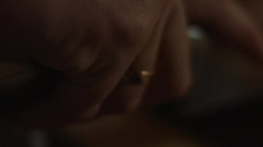 Kadın salata için kesme tahtasında yengeç dilimleri kesiyor. Evde mutfakta yengeç çubuğu, peynir, salatalık, konserve mısır ve yumurta salatası hazırlıyorum. Makro görünüm