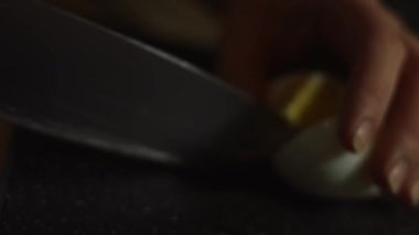 Haşlanmış yumurtayı ikiye bölmek. Evde mutfakta yengeç çubuğu, peynir, salatalık, konserve mısır ve yumurta salatası hazırlıyorum. Sanatsal çekim