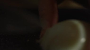 Haşlanmış yumurta dilimliyorum. Evde mutfakta yengeç çubuğu, peynir, salatalık, konserve mısır ve yumurta salatası hazırlıyorum. Makro