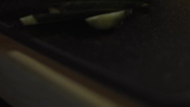 Tahta kesme tahtasında dilimlenmiş taze salatalıklar. Evde mutfakta yengeç çubuğu, peynir, salatalık, konserve mısır ve yumurta salatası hazırlıyorum. Makro