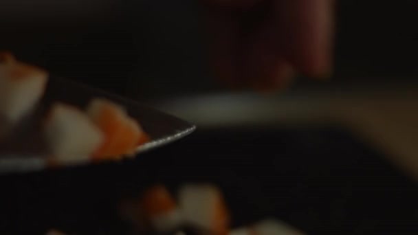 女人在切菜板上切螃蟹棒做沙拉.在家里厨房里准备螃蟹、奶酪、黄瓜、罐装玉米和鸡蛋沙拉 — 图库视频影像