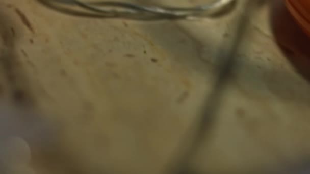 Ingredientes de salada de caranguejo em uma tigela de vidro. Preparando salada de palitos de caranguejo, queijo, pepino, milho enlatado e ovos na cozinha em casa. Tiro artístico, macro — Vídeo de Stock