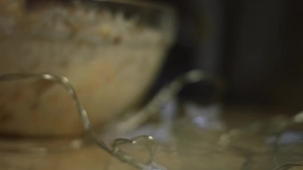Крабовый салат ингредиенты в стеклянную миску, смешивая ингредиенты. Подготовка салата из крабовых палочек, сыра, огурцов, консервированной кукурузы и яиц на кухне дома — стоковое видео