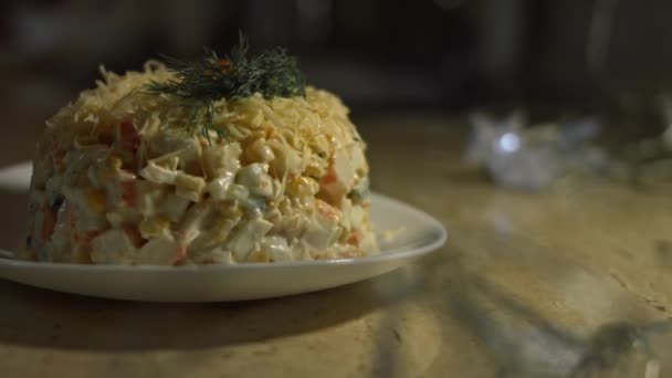 Salade de crabe sur une assiette décorée de fromage râpé, d'aneth et de caviar de saumon rouge. Tournage artistique — Video