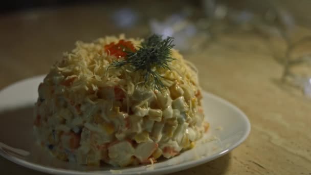 Salada de caranguejo em um prato decorado com queijo ralado, endro e caviar de salmão vermelho. Tiro artístico — Vídeo de Stock