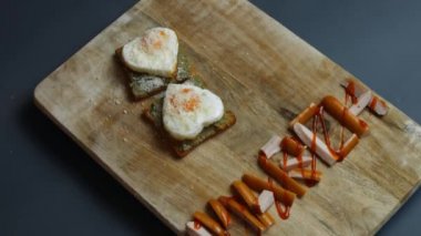 March, domates soslu, sulu et sosislerinden oluşmuş. Kalp şeklinde yumurtalar, kızarmış ekmekler, parçalanmış avokado ve parmesanlı peynirle servis edilir. 8 Mart 'ta sürpriz kahvaltı hazırlıyorum. Pembe.