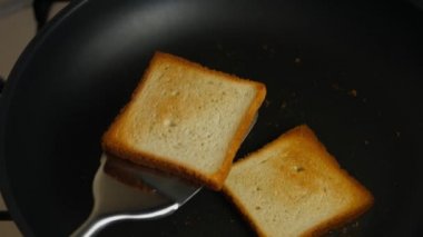 Fırında tavada pişmiş iki dilim tost, sonra da fırlatılmış. Evde lezzetli tostlar pişirmek. 8 Mart 'ta sürpriz kahvaltı hazırlıyorum. Sanatsal çekim