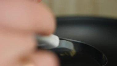 Kalp şeklinde sahanda yumurta pişirmek. Küfü ayçiçeği yağıyla yağlıyorum. 8 Mart 'ta sürpriz kahvaltı hazırlıyorum. Sanatsal çekim