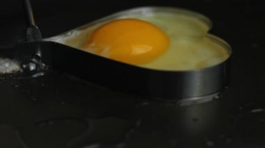 Kızartma tavasında kalp şeklinde kızarmış yumurta pişirmek. 8 Mart 'ta sürpriz bir kahvaltı hazırlıyorum.