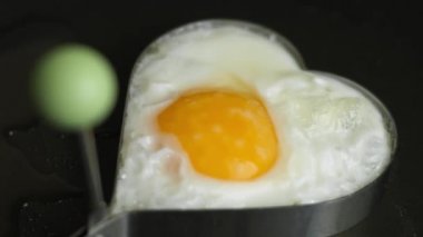 Kızartma tavasında kalp şeklinde kızarmış yumurta pişirmek. Yumurtayı tabağa koyuyorum. 8 Mart 'ta sürpriz kahvaltı hazırlıyorum. Sanatsal çekim