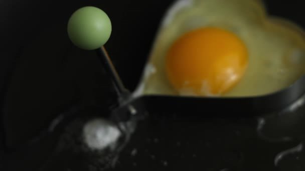 Sült tojást sütni szív alakú serpenyőben. Meglepetés reggelit főzök március 8-ra. — Stock videók