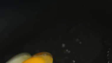 Kızartma tavasında kalp şeklinde kızarmış yumurta pişirmek. 8 Mart 'ta sürpriz kahvaltı hazırlıyorum. Üst görünüm