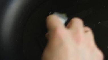 Kızartma tavasını ayçiçeği yağıyla yağlamanın makro görüntüsü. 8 Mart 'ta sürpriz kahvaltı hazırlıyorum. Üst görünüm