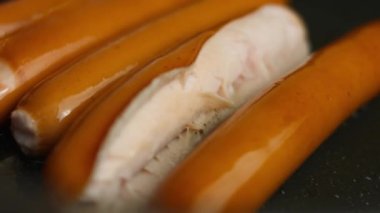 Sulu et sosisleri ayçiçeği yağında tavada kızartılır. 8 Mart 'ta sürpriz kahvaltı hazırlıyorum. Makro görünüm