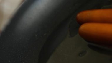 Sulu et sosisleri ayçiçeği yağında tavada kızartılır. Sosisleri tabağa koyuyorum. 8 Mart 'ta sürpriz bir kahvaltı hazırlıyorum..