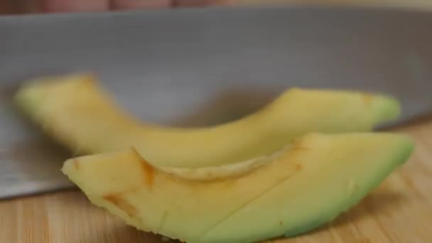아보카도를 작은 덩어리로 자르고 나무 도마에 칼을 꽂는다. 3 월 8 일, 깜짝 아침 식사를 준비하는 모습 — 비디오