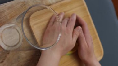 Avokado parçalarını el blendırına koyan kadın elleri. 8 Mart 'ta sürpriz bir kahvaltı hazırlıyorum.