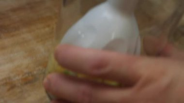 Avokado parçalarını el blender bardağına karıştıran kadın elleri. 8 Mart 'ta sürpriz kahvaltı hazırlıyorum. Yavaş çekim