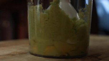 Avokado parçalarını el blender bardağına karıştırıyorum. 8 Mart 'ta sürpriz kahvaltı hazırlıyorum. Yavaş çekim