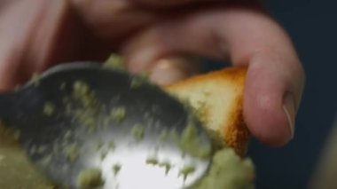 Kahvaltıda kızarmış ekmeklerin üzerine parçalanmış avokado serpiştiriyorum. 8 Mart 'ta sürpriz kahvaltı hazırlıyorum. Makro görünüm