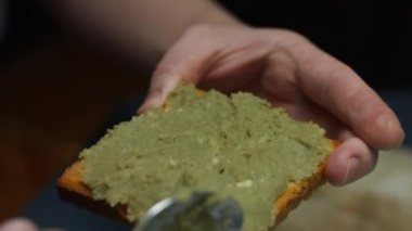 Kahvaltıda kızarmış ekmeklerin üzerine parçalanmış avokado serpiştiriyorum. 8 Mart 'ta sürpriz kahvaltı hazırlıyorum. Makro görünüm