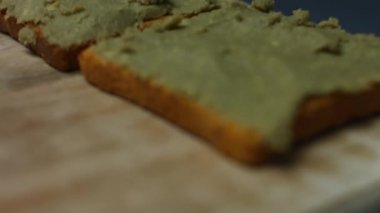 Kahvaltıda tahtanın üzerinde avakado parçalanmış tostlar. 8 Mart 'ta sürpriz kahvaltı hazırlıyorum. Makro görünüm