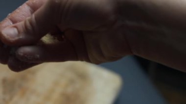 Kalp şeklinde yumurtaların üzerine parmesan peyniri dökerek tostların üzerine ahşap bir tahtada parçalanmış avokado dökmek. 8 Mart 'ta sürpriz kahvaltı hazırlıyorum. Sanatsal çekim