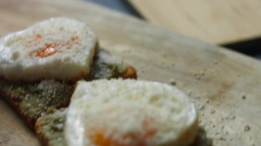 Ezilmiş avokado ve parmesanlı peynirli tostlarda kalp şeklinde yumurtalarla servis etmek için sulu et sosisleri kesiyorum. 8 Mart 'ta sürpriz bir kahvaltı hazırlıyorum.