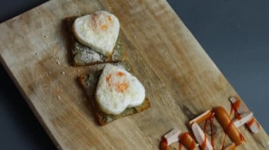 March, domates soslu, sulu et sosislerinden oluşmuş. Kalp şeklinde yumurtalar, kızarmış ekmekler, parçalanmış avokado ve parmesanlı peynirle servis edilir. 8 Mart 'ta sürpriz bir kahvaltı hazırlıyorum.