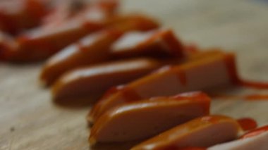 March, ahşap kesim tahtasının üzerinde domates soslu sulu et sosislerinden oluşmuş. 8 Mart 'ta sürpriz kahvaltı hazırlıyorum. Makro görünüm