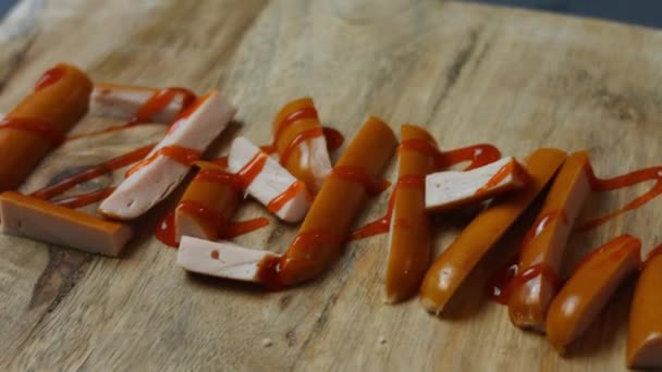 Word March se formó de jugosas rebanadas de salchichas de carne con salsa de tomate en una tabla de cortar de madera. Cocinar un desayuno sorpresa para el 8 de marzo. Vista macro, rodaje artístico — Vídeo de stock