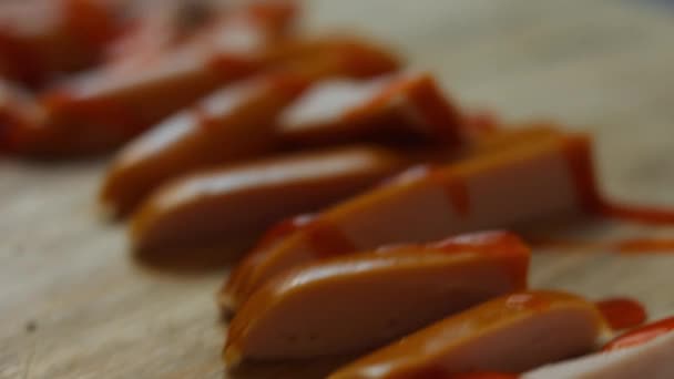 Word March утворився з соковитих шматочків м'ясної ковбаси з томатним соусом на дерев'яній обробній дошці. Готуємо несподіваний сніданок на 8 березня. Перегляд макросів — стокове відео
