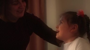 Güzel bir 5 yıl. Kız çiçek verir. Torun büyükannesine çiçek ve kucak verir. Yavaş çekim