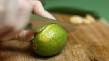 Ahşap kesme tahtasına kireç kesen kadın şef. Salsa yapma süreci