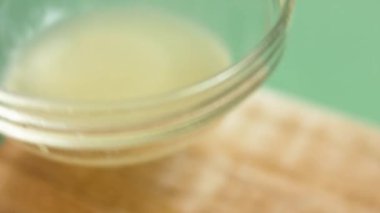 El blender bardağına salsa sosu için diğer malzemelere limon suyu ekliyorum. Salsa yapma süreci