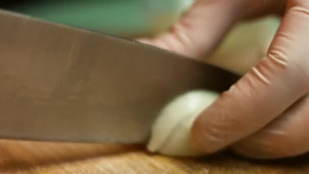 Chefs-koks snijden de ui op het houten bord. Proces om salsa te maken. Blauwe wijting — Stockvideo