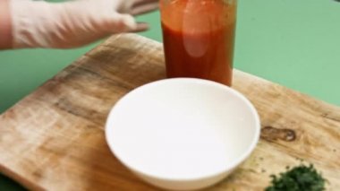 Salsa sosu için karıştırılmış malzemeleri camdan bir kaseye döküyorum. Salsa yapma süreci