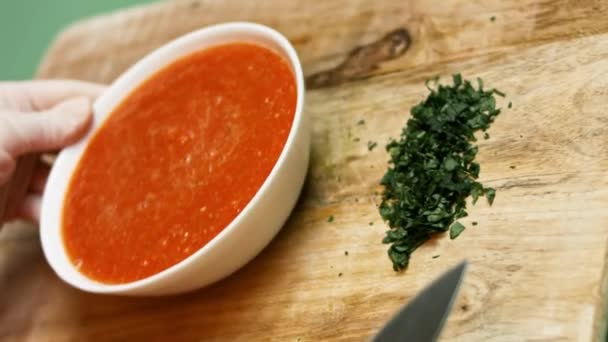 Aggiunta di prezzemolo fresco tritato alla salsa. Processo di preparazione della salsa — Video Stock